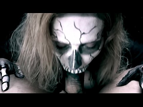 ❤️ Demoniška mergina čiulpia varpą savo juoda burna ir ryja spermą. Kokybiškas porno prie mūsų ❌