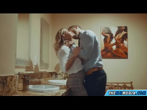 ❤️ Kai krūtininga blondinė vilioja tave viešajame tualete Kokybiškas porno prie mūsų ❌